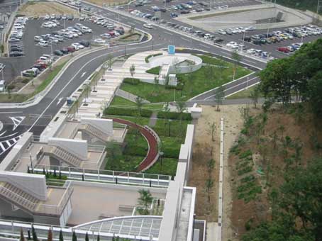 せせらぎ（正門からのアプローチ）