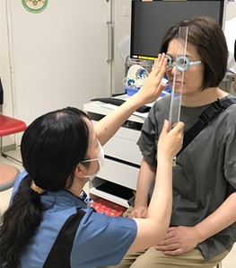 写真:眼位・眼球運動検査